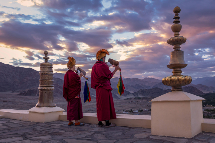 alt="alt="Monjes budistas en el monasterio Thikse en Ladkah, India""
