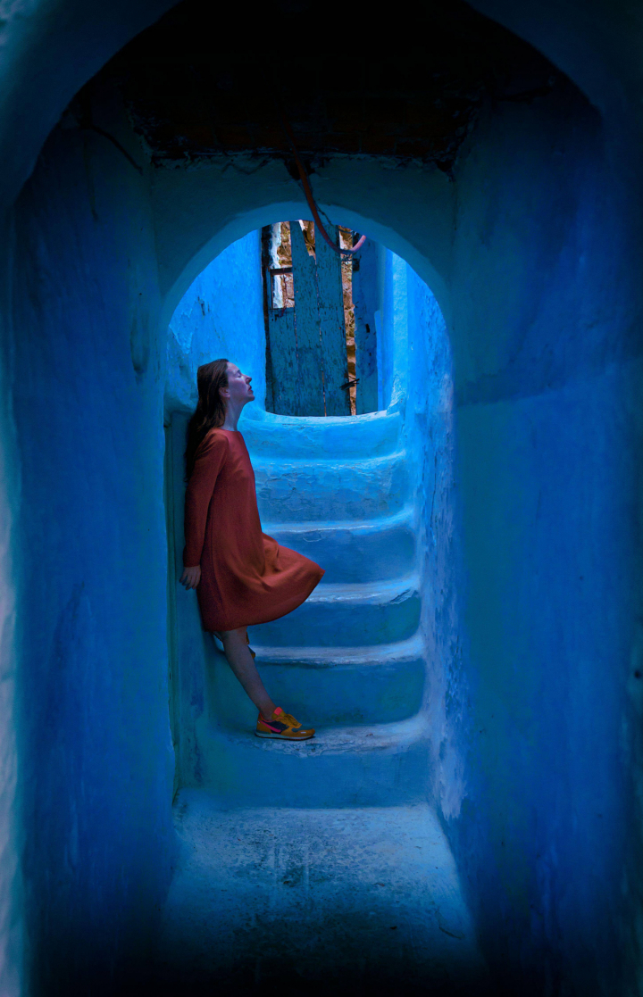 alt="alt="Una mujer en Chefchaouen, Marruecos.""