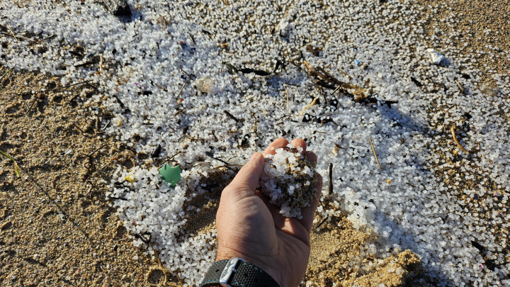 Imagen tomada por la primera persona que alertó a las autoridades de la llegada de 'pellets' de microplástico; en Corrubedo (Ribeira, A Coruña).