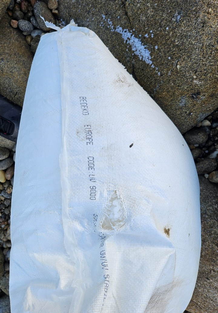 Uno de los sacos de 'pellets' de plásticos llegados a Corrubedo, (Ribeira, A Coruña).