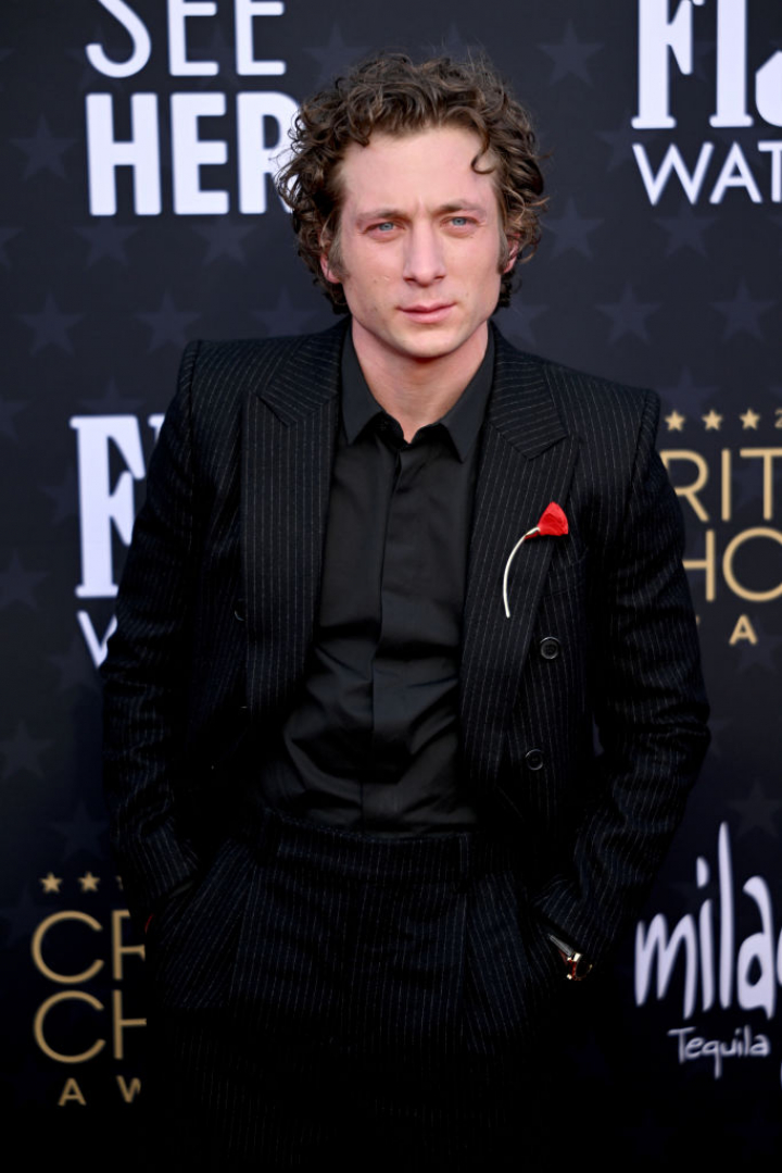 Jeremy Allen White vestido de Saint Laurent este pasado lunes.