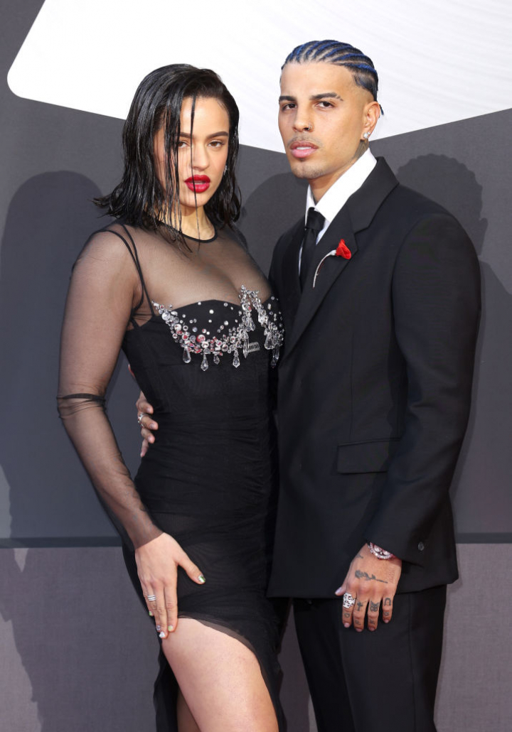 Rosalia y Rauw Alejandro en la gala de los Latin Grammy Awards de 2022.
