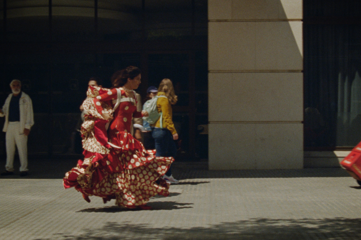 La gitanilla del anuncio de Cruzcampo inicia un viaje de autodescubrimiento en este nuevo anuncio de la marca de cerveza.