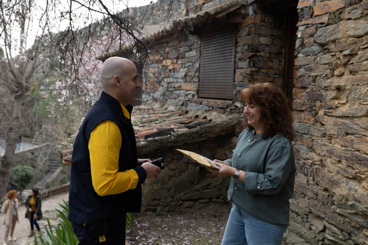 Los carteros rurales hacen accesible los servicios de Correos en cualquier rincón de España.