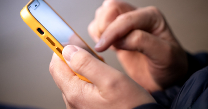 Una persona utilizando su teléfono móvil.
