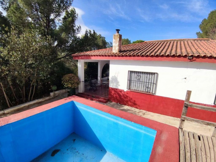 Casa de 129 metros cuadrados en Montroy (Valencia) por 75.000 euros