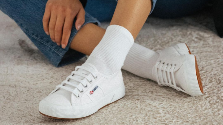 Las zapatillas blancas de Superga son un clásico que combina con todo.