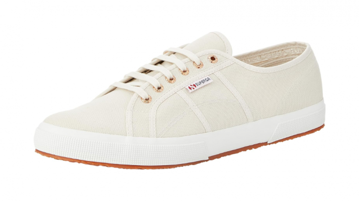 Las zapatillas Superga blancas son sencillas, cómodas y muy fáciles de combinar en el día a día.