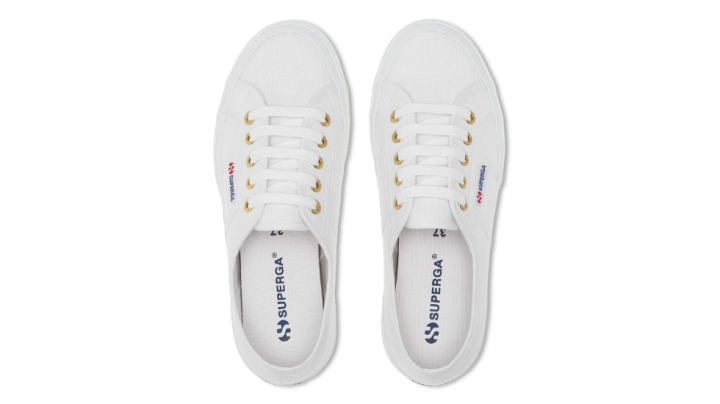 Zapatillas Superga blancas ahora con oferta 'top' en Amazon.