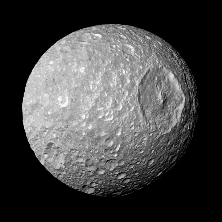 Mimas, la diminuta luna de Saturno.