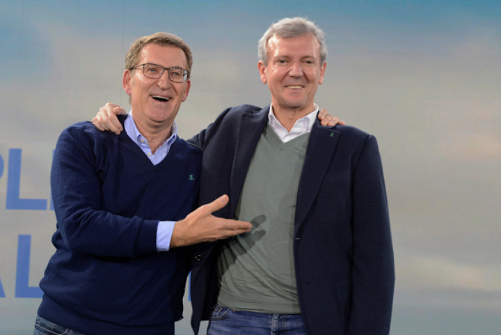 El líder del PP y expresidente de la Xunta de Galicia, Alberto Nuñez Feijóo, y el actual mandatario en funciones y sucesor, Alfonso Rueda, en una imagen de archivo.
