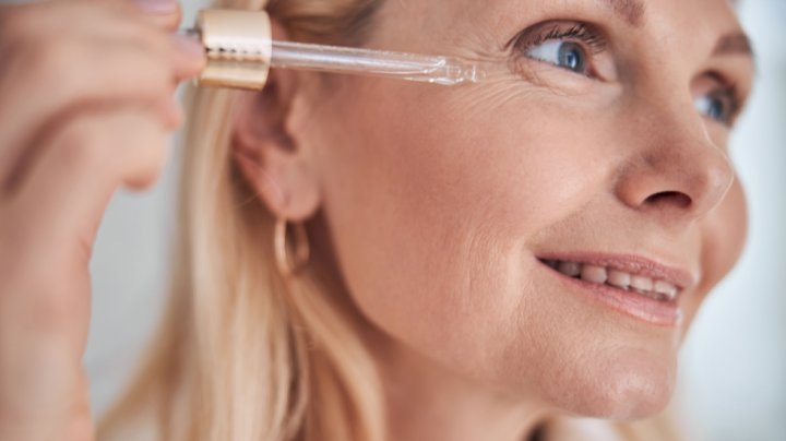 El aceite de romero contiene propiedades beneficiosas para piel y cabello.