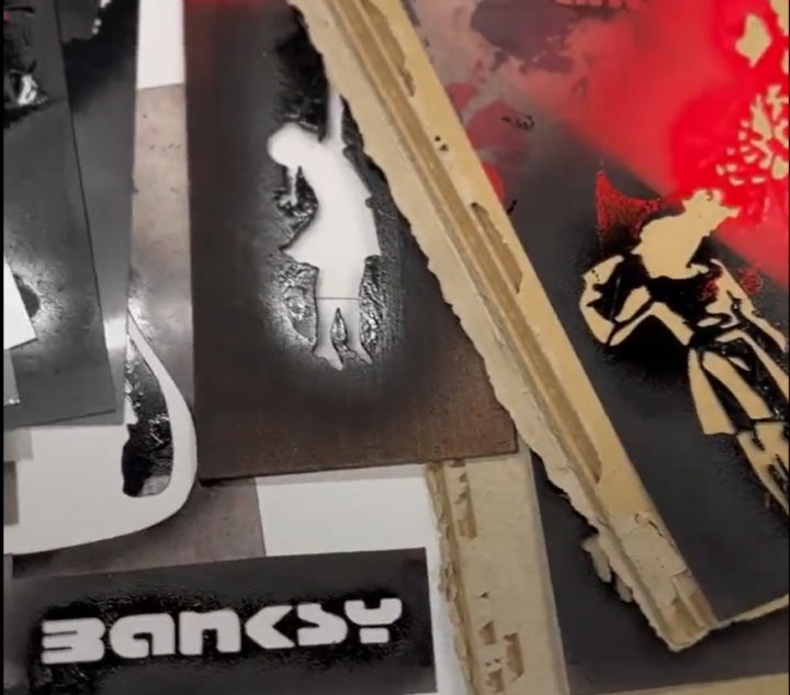 Detalle de un tallar de falsificación de obras del artista callejero Banksy, desarticulado por los Mossos.