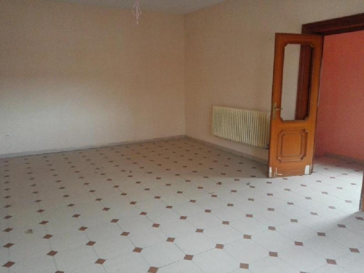 Casa de 221 metros cuadrados en Polán (Toledo) por 82.400 euros