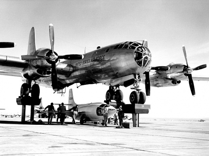 Imagen de archivo del avión X-1 'Queenie, montado en un bombardero EB-50A para la realización de pruebas, en la Edwards Air Force Base (Kern County, California, EEUU) el 9 de noviembre de 1951.