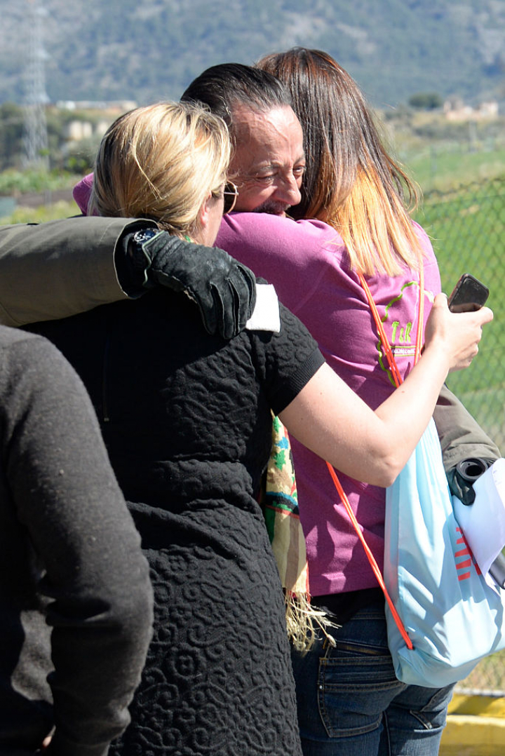 Julián Muñoz se abraza a sus hijas a la salida de la cárcel de Alhaurin de la Torre tras obtener un permiso en abril de 2016.