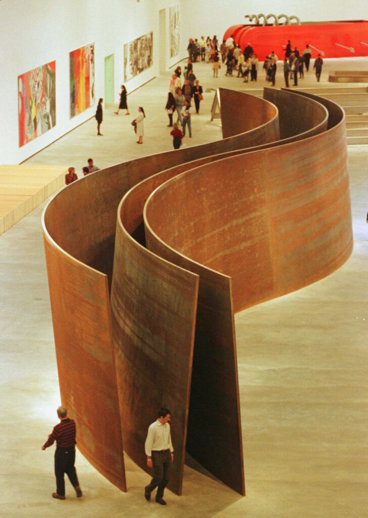 La escultura 'La Serpiente' de Richard Serra en el museo Guggenheim de Bilbao.