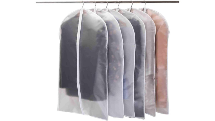 Fundas para proteger la ropa en el armario.