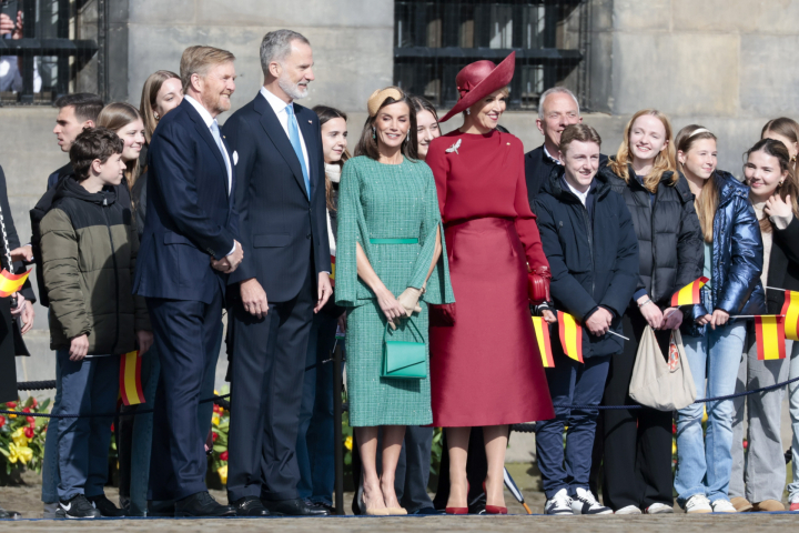 Felipe y Letizia, durante la bienvenida con los reyes de Holanda a su llegada a Amsterdam este miércoles.