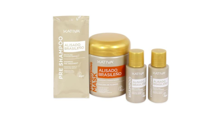 Kit de alisado brasileño Kativa en casa, disfrutando de una aplicación sencilla.