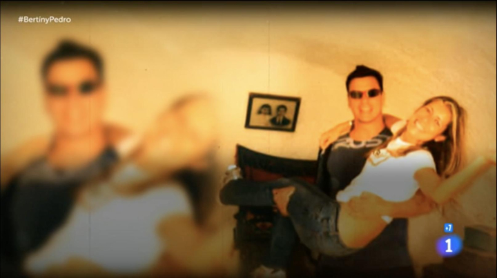 Una fotografía de juventud de Pedro Sánchez y Begoña Gómez mostrada en 'En tu casa o en la mía' en 2015.