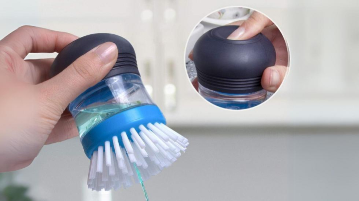 El mango del cepillo con dispensador de jabón es antideslizante y ergonómico