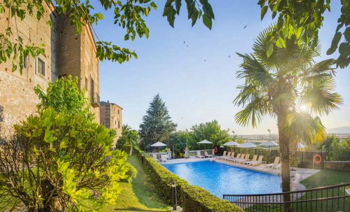 Vistas a la piscina del Parador de Oropesa.