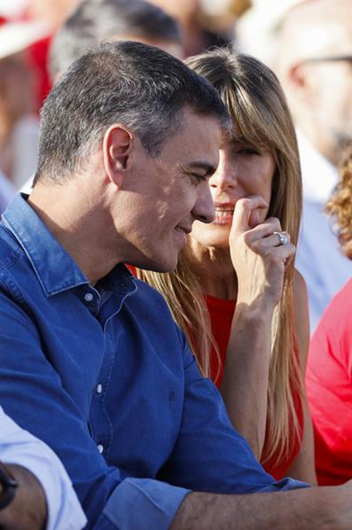 Pedro Sánchez y Begoña Gómez, al comienzo del mitin