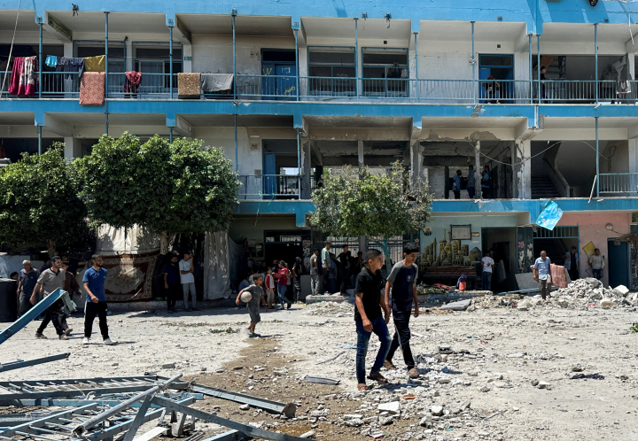 Palestinos comprueban los daños en una escuela de la UNRWA en Al Nuseirat -funcionan como campos de refugiados tras la respuesta israelí a los atentados del 7 de octubre-, tras el bombardeo de Israel, en el centro de la Franja de Gaza.