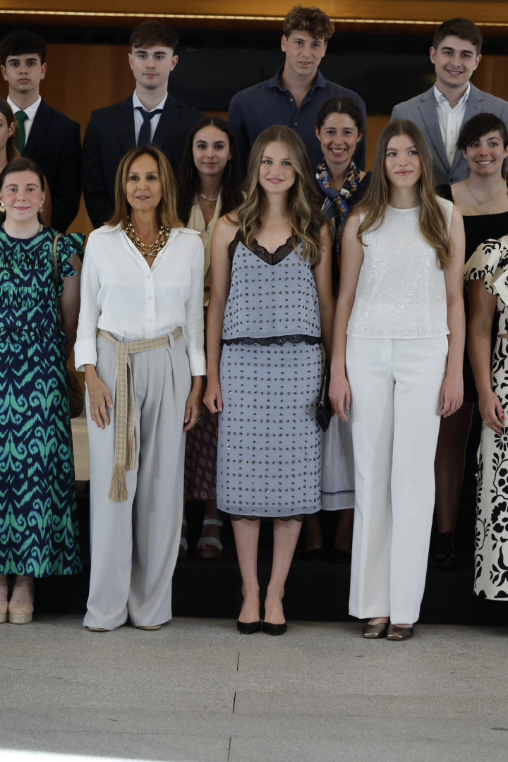 La princesa Leonor y la infanta Sofía, durante su visita a la Galería de las Colecciones Reales.