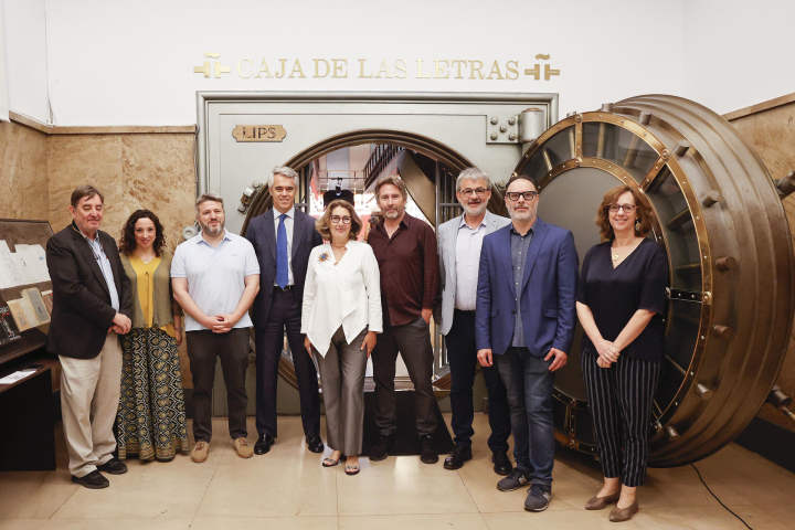 La Ser aporta su legado a la Caja de las Letras en un acto en el que participan el director del Instituto Cervantes, Luis García Montero (i), el director de la cadena, Ignacio Soto (4i), su directora de contenidos, Montserrat Domínguez (5d), y los periodistas Javier del Pino (4d) y Aimar Bretos (3i), entre otros, este jueves en Madrid.