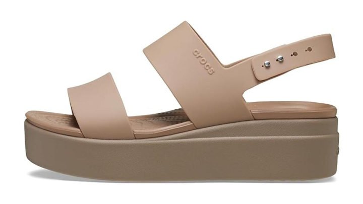 Las mejores sandalias Crocs de mujer para el verano