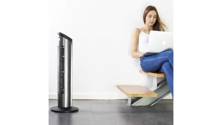 Este ventilador de torre se puede colocar en diferentes sitios de la casa o el trabajo