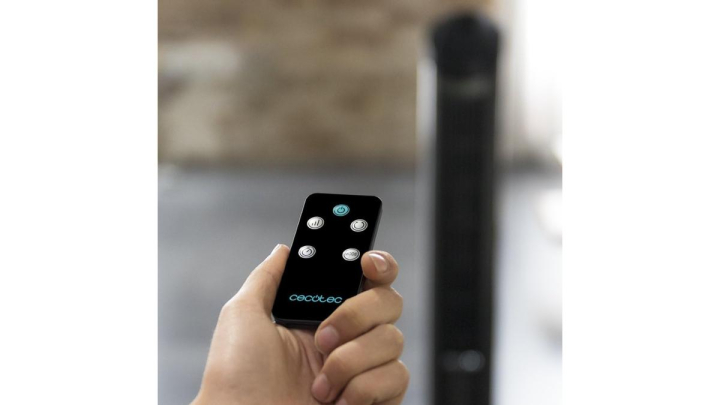 Este ventilador de Cecotec incluye un mando a distancia muy práctico.