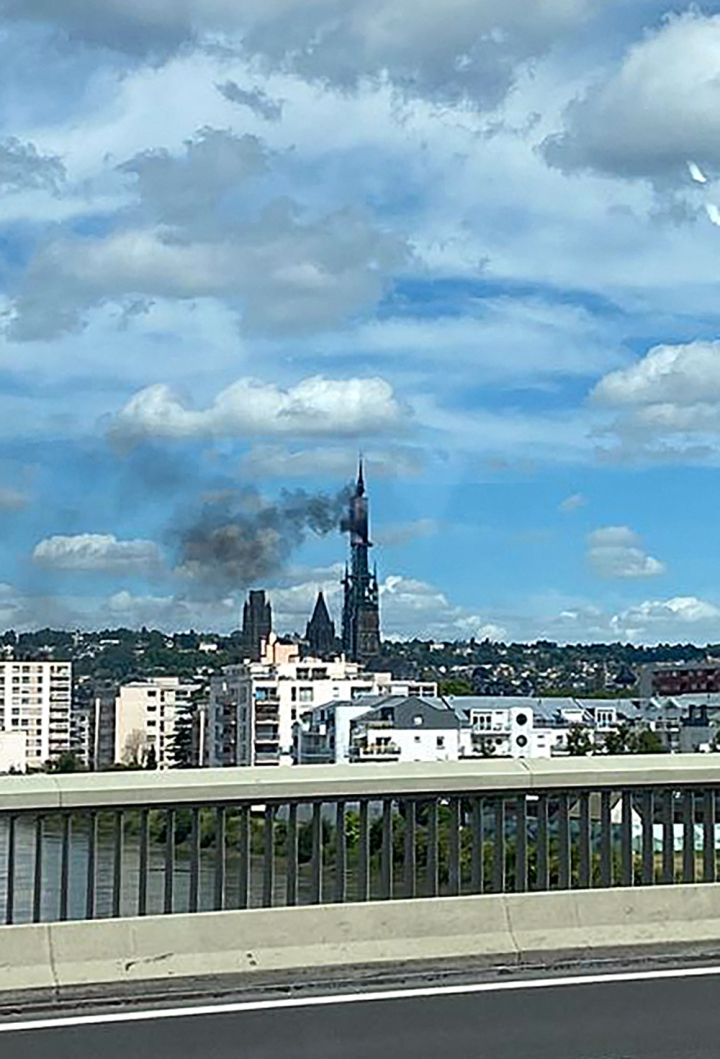 Vista del incendio registrado en la aguja de la catedral de Rouen.
