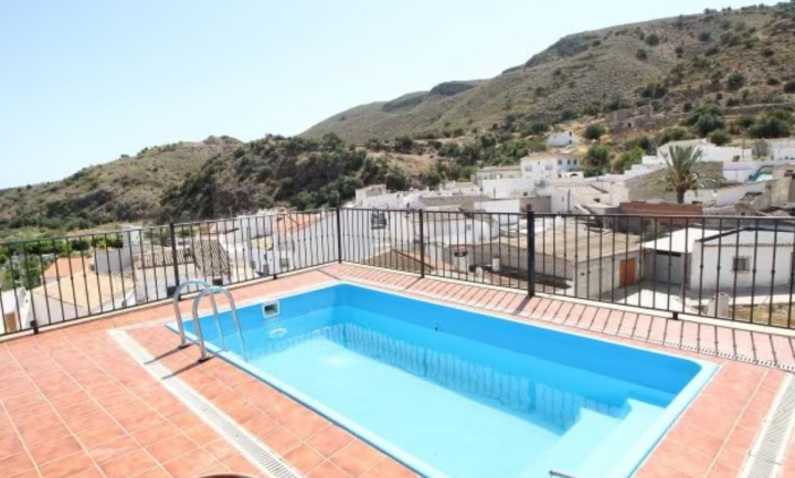 Piscina de una casa en Fotocasa