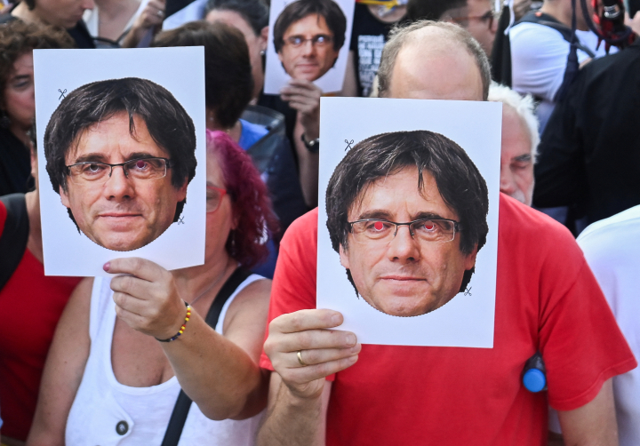 Gente apoyando a Carles Puigdemont en Barcelona.