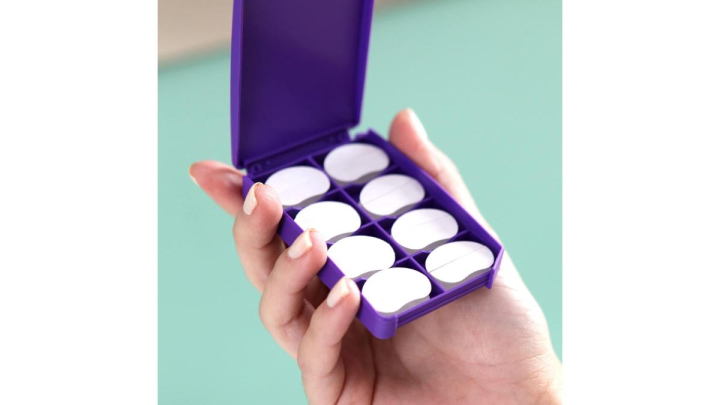 Las pegatinas para las orejas separadas vienen en una caja muy práctica