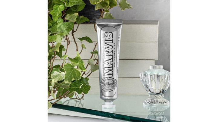 La pasta de dientes Marvis cuenta con un diseño sofisticado.