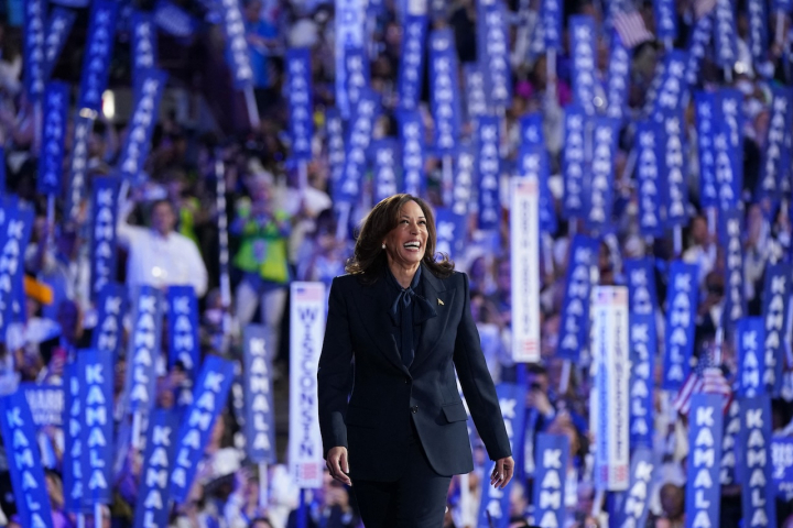 Kamala Harris hace historia al aceptar la nominación del Partido Demócrata.