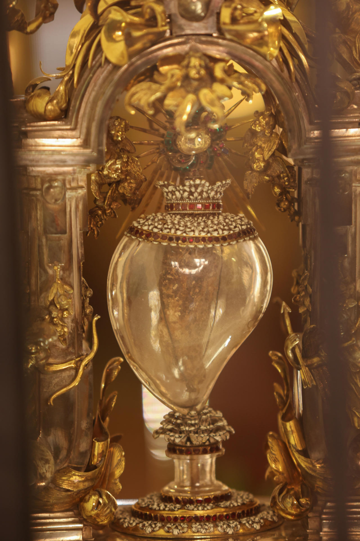 El sepulcro de Santa Teresa de Jesús, que la Orden del Carmelo Descalzo custodia en el municipio salmantino de Alba de Tormes, ha sido reabierto después de 110 años para hacer un estudio sobre la conservación de las reliquias que van a realizar un grupo de expertos italianos.