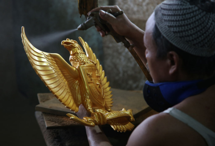 Un artesano trabaja en una estatua de un pájaro Garuda, enseña nacional de Indonesia, en una imagen de archivo.