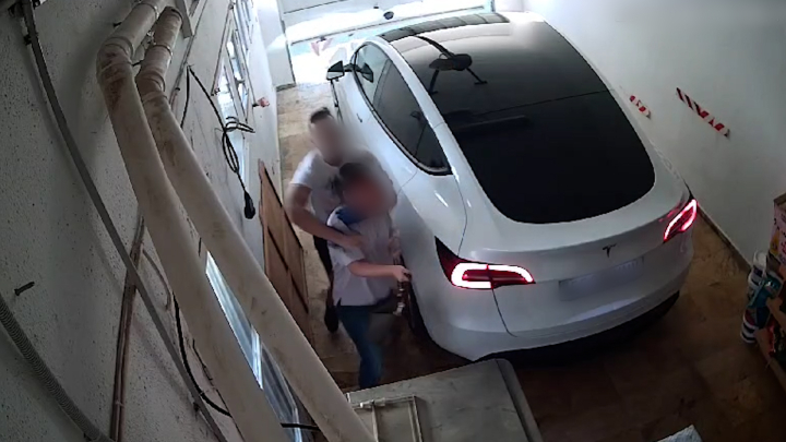 La Guardia Civil ha detenido a tres personas por robar a una mujer 3.000 euros tras darle una paliza en el garaje particular de su vivienda.