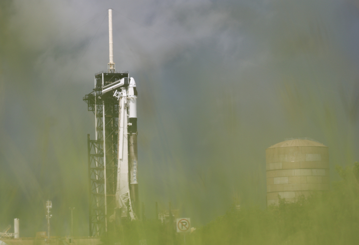 El Falcon 9 de Space X, antes de su despegue desde el Kennedy Space Center (Cabo Cañaveral, Florida, EEUU) para llevar al espacio la misión Polaris Dawn.