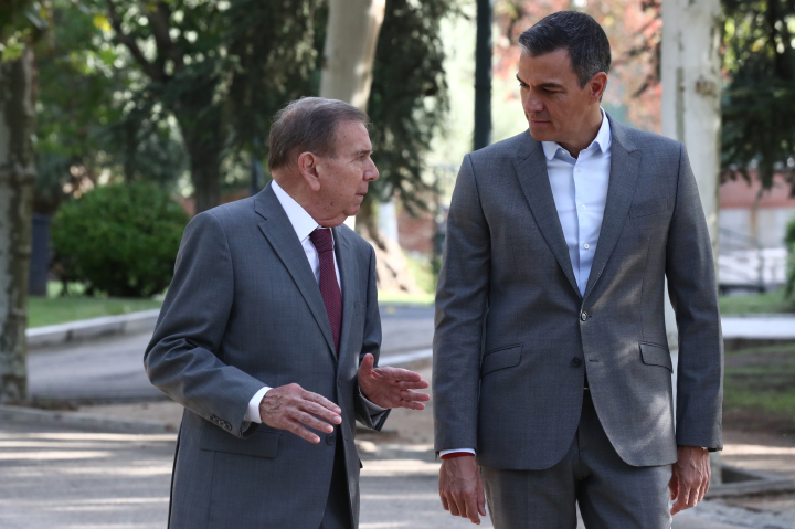 Edmundo González y Pedro Sánchez paseando por Moncloa.