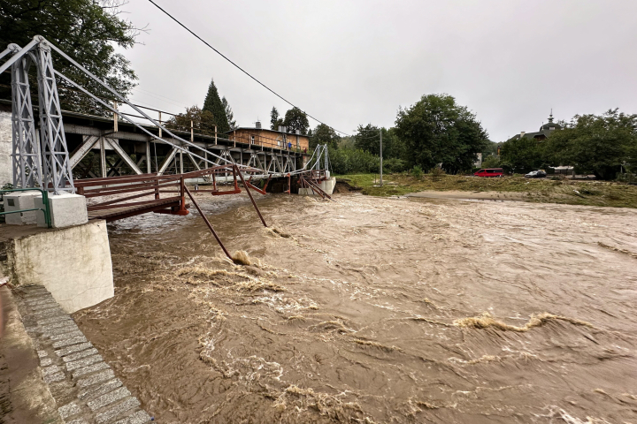 Crecida del río sobre las vías ferroviarias en Glucholazy, al sur de Polonia.