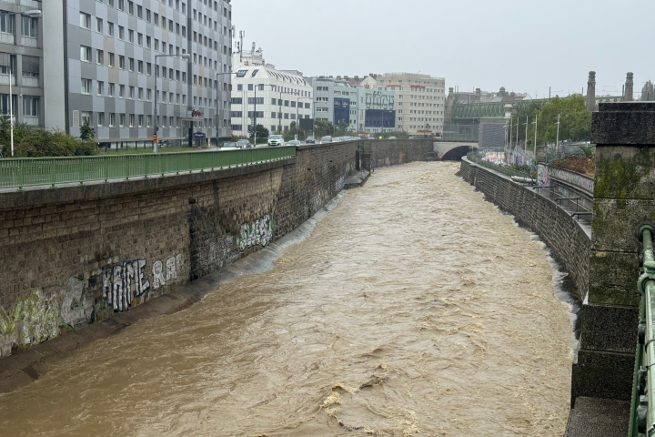 Fotografía del río Wien desbordado este domingo, en Viena (Austria).