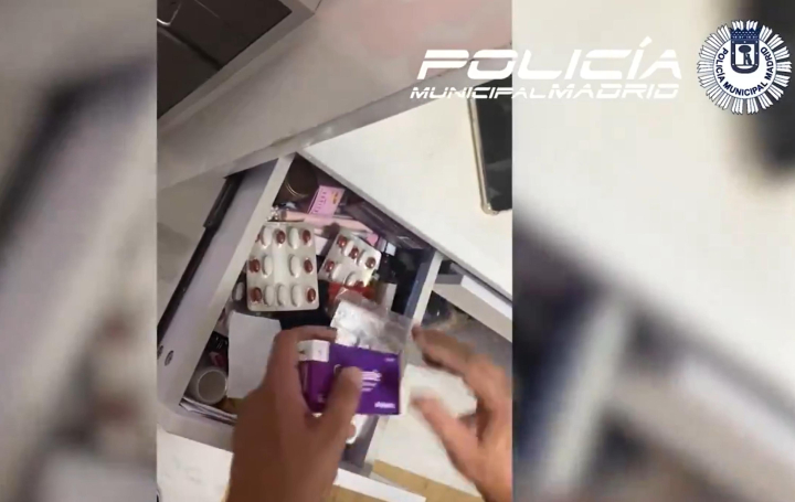 Uno de los momentos del registro en el que fueron hallados miles de medicamentos y cosméticos con sustancias cancerígenas en un establecimiento de Usera, Madrid.