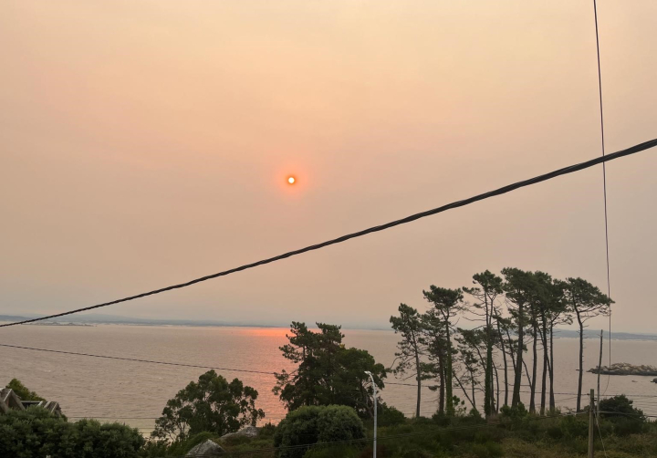 El humo del incendio de Portugal también dejó huella en zonas más alejadas de Vigo, como en la localidad coruñesa de Ribeira.