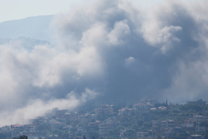 Bombardeo israelí sobre Tyre, Líbano, contra supuestas posiciones de la milicia chií Hizbulá.